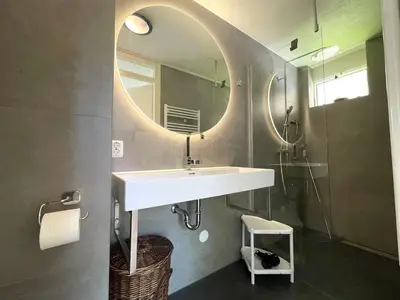 a bathroom with a sink and a mirror at Zon op de Wielen by Droomvilla in Sint Maarten