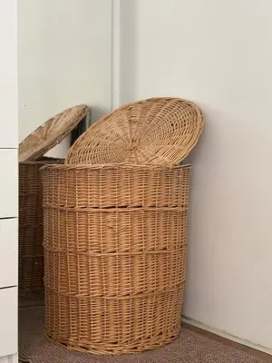 a wicker basket sitting next to a wall at Casa Luz & Luna in Akersloot