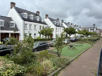a row of houses with cars parked in a yard at Wellness Villa Binnenhof in Noordwijk