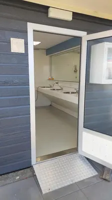 a bathroom with a sink and a bath tub at Recreatie aan de Vecht, Hooibergje 2, Weesp in Weesp