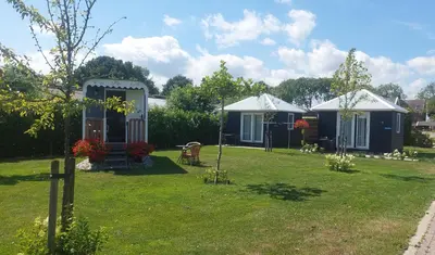 a group of cottages in a yard at Recreatie aan de Vecht, Hooibergje 2, Weesp in Weesp