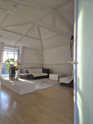 a living room with a couch and a tv at Appartement Zijlweg in Haarlem
