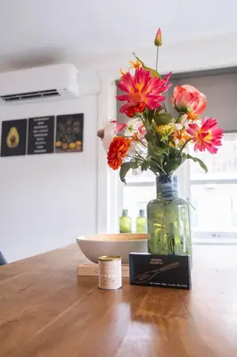 a vase filled with flowers sitting on top of a table at T Pronkhuis in Egmond aan Zee