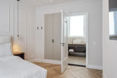 a bedroom with a bed and a bathroom with a sink at Boutique hotel Novi in Zandvoort