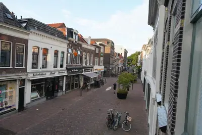 a city street with bikes parked on the sidewalk at De Verwondering Privé etage met 2 slaapkamers in Gouda