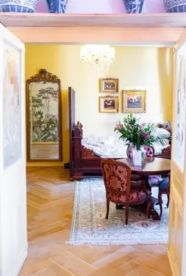 a room with a table and a bed at Boutique Hotel Museumkwartier in Utrecht