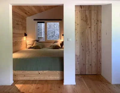 a bedroom with a bed and a window at Behouden Huis in Ons Belang
