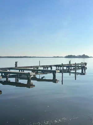 a dock on a body of water at woonboot de dobber loosdrechtse plassen 4-8 personen in Loosdrecht