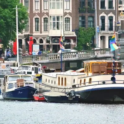 art deco houseboat on super location