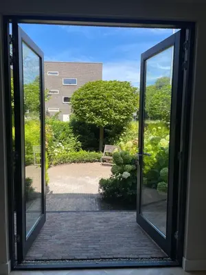 an open door with a view of a building at Haarlems Huisje in Haarlem