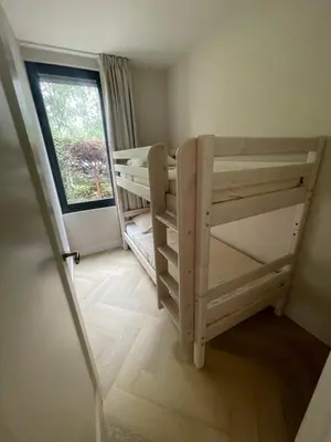 a room with two bunk beds and a window at Haarlems Huisje in Haarlem