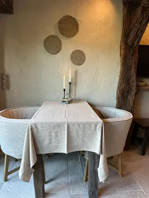 a table with two candles and a bath tub at B&B De Wilgenhoeve in Kwadijk