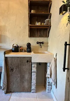 a kitchen with a sink in a room at B&B De Wilgenhoeve in Kwadijk
