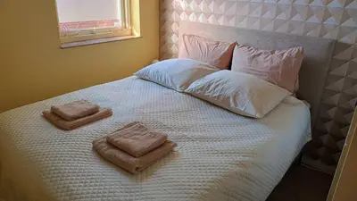a bed with two towels on top of it at Vakantiehuis Lycka in Noordwijkerhout