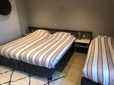 a bedroom with two twin beds and a table at Hotel Zuideinde in Nieuwkoop