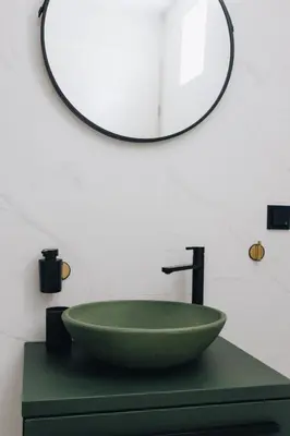 a bathroom with a green sink and a mirror at Guesthouse de Leeuwerik in Haastrecht