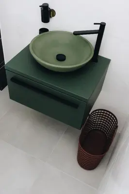 a green sink on a green cabinet with a basket at Guesthouse de Leeuwerik in Haastrecht