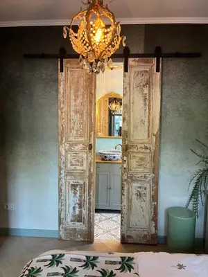 an open door in a room with a chandelier at Strandrit in Groet