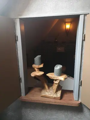 a shelf with three hats on top of it at Noorse Viking kamer en suite in Westbeemster