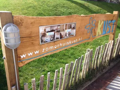 a sign for the wynnorromybush inn on the grass at Kust 3 in Egmond aan Zee