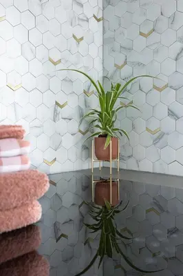 a bathroom with a potted plant on a wall at De Aanbouw van Foonloos - luxe studio vlakbij Utrecht in Houten