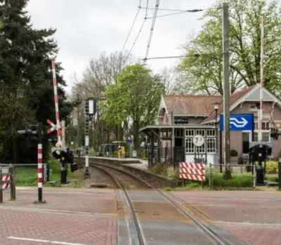 a train station with a train track next to a building at Weidezicht Soest, beauty & wellness en rust & natuur in Soest