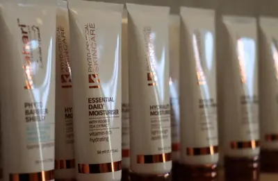 a row of white toothbrushes are lined up on a shelf at Weidezicht Soest, beauty & wellness en rust & natuur in Soest