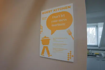 a sign on a wall that says guest kitchen dont let your messmite at The Guesthouse in Gouda