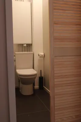 a bathroom with a white toilet in a room at Maison Côte - Moderne Studio met Privé Tuin, Nabij Strand & Circuit in Zandvoort