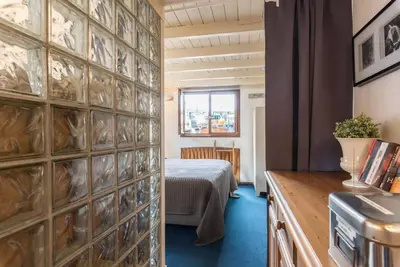 a room with a bed and a wall of glass at Luxury Houseboat Prince-William in Amsterdam