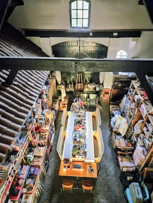an overhead view of a room with tables and boats at Op Vakantie bij Nicole in Putten