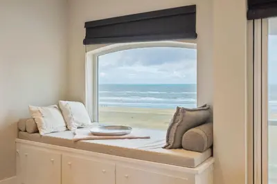 a window seat with a view of the beach at Sandhues Beachfront Apartment in Zandvoort