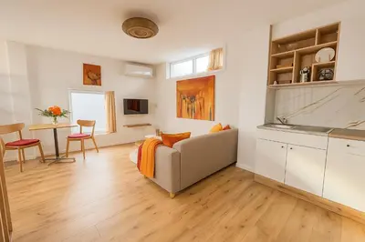 a living room with a couch and a table at De Strandgaper Egmond in Egmond aan den Hoef
