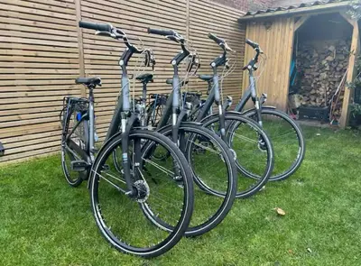 a group of bikes parked next to a house at Het Binnenhuys, Luxe B&B in Noordwijk met tuin, vlakbij het strand in Noordwijk
