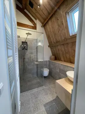 a bathroom with a glass shower and a toilet at Het Binnenhuys, Luxe B&B in Noordwijk met tuin, vlakbij het strand in Noordwijk