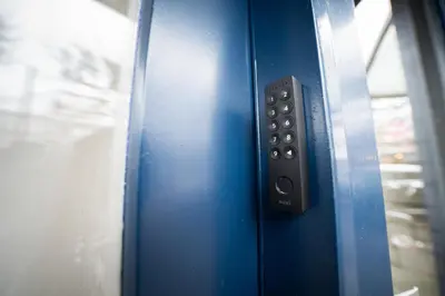 a remote control on the side of a blue door at B&B Blaauw - Raadhuis Suite in Heemstede