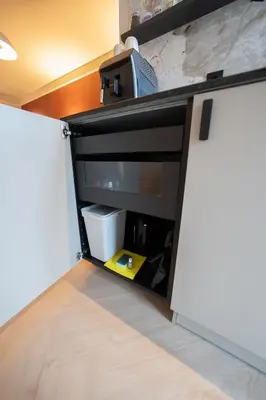 an open door in a room with a kitchen at B&B Blaauw - Raadhuis Suite in Heemstede