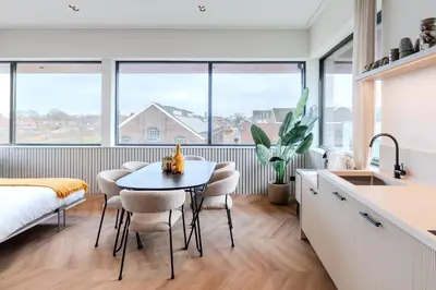 a kitchen and dining room with a table and chairs at Seinhuis Post VI in Amersfoort