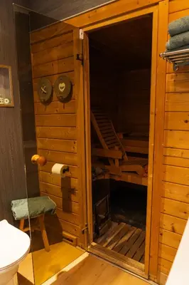 a bathroom with a wooden cabin with a bunk bed at De Stranding Nieuw in Egmond aan den Hoef