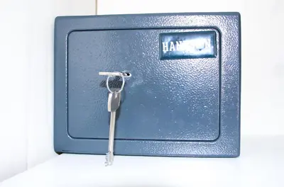 a small blue box with a key in it at Strandbries in Warmenhuizen