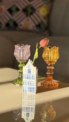 a group of small glass items on a table at Tulipa - Keukenkof in Noordwijkerhout