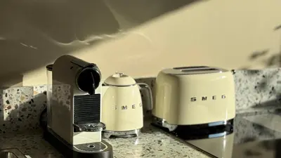 two coffee makers sitting on a kitchen counter at Tulipa - Keukenkof in Noordwijkerhout