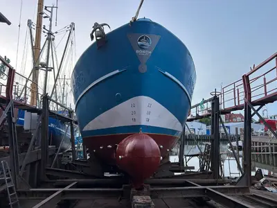 a blue and white boat sitting on the tracks at MV Marlies in Ons Belang