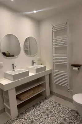 a bathroom with two sinks and a shower at White cottage on the Vecht! Beautiful surroundings in Nieuwersluis