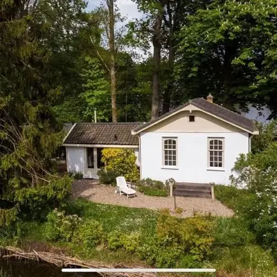 White cottage on the Vecht! Beautiful surroundings