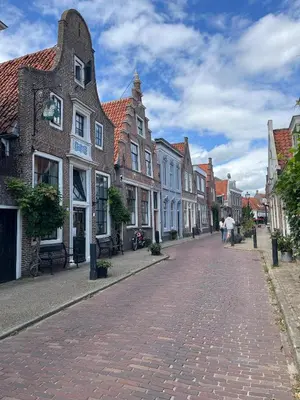 a cobblestone street in a town with buildings at Ferienwohnung Nordholland in Nieuwe-Niedorp
