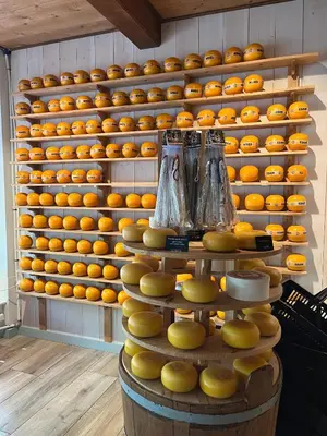 a display of oranges on shelves in a store at Ferienwohnung Nordholland in Nieuwe-Niedorp