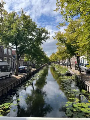 a river with lilies in the middle of a city at Ferienwohnung Nordholland in Nieuwe-Niedorp