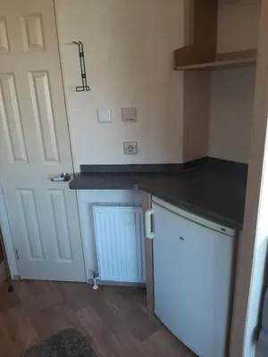 a kitchen with a counter top and a door at Arizonahaus Holland Nähe Meer in Dirkshorn