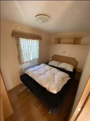 a bedroom with two beds and a window at Arizonahaus Holland Nähe Meer in Dirkshorn